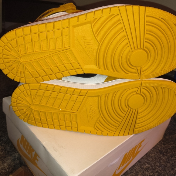 Air Jordan Retro 1 High OG Mens 10 - Picture 2 of 5